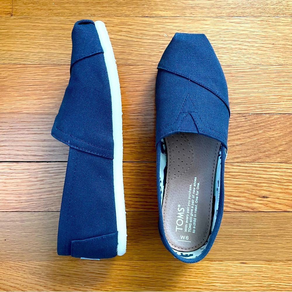 TOMS Classic Canvas Slip-ons - Women 6 - Navy